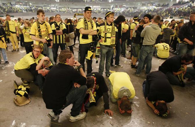 La disperazione dei tifosi del Dortmund. Action Images